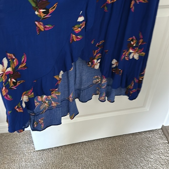 Urban Affair Blue Tropical Floral Wrap Dresss Flutter Sleeves and Ruffled Hem - Picture 5 of 6